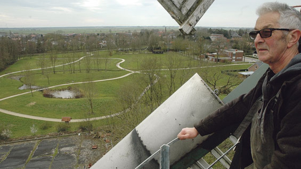 Den besten Überblick hat Freizeitmüller Dieter Hunken, wenn er in 26 Metern Höhe von der Kappengalerie der Mühle auf den Park und sein Wegenetz schaut. © Foto: Szyska