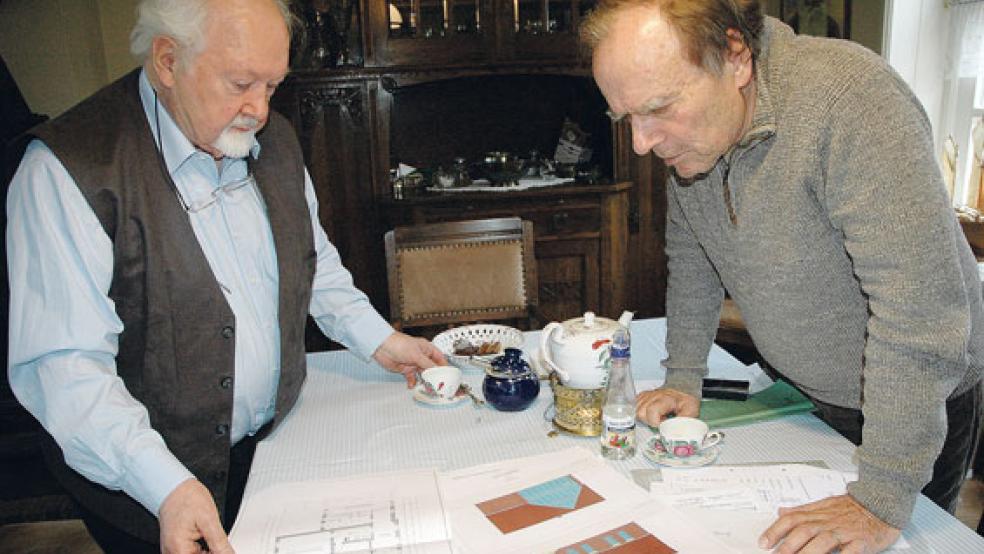Mit den Plänen für den Umbau der alten Volksschule in Pogum: Helmut Teske (links) und Ortsvorsteher Gerd Bartinger hoffen darauf, das Gebäude für die Öffentlichkeit nutzbar zu machen. © Fotos: Szyska