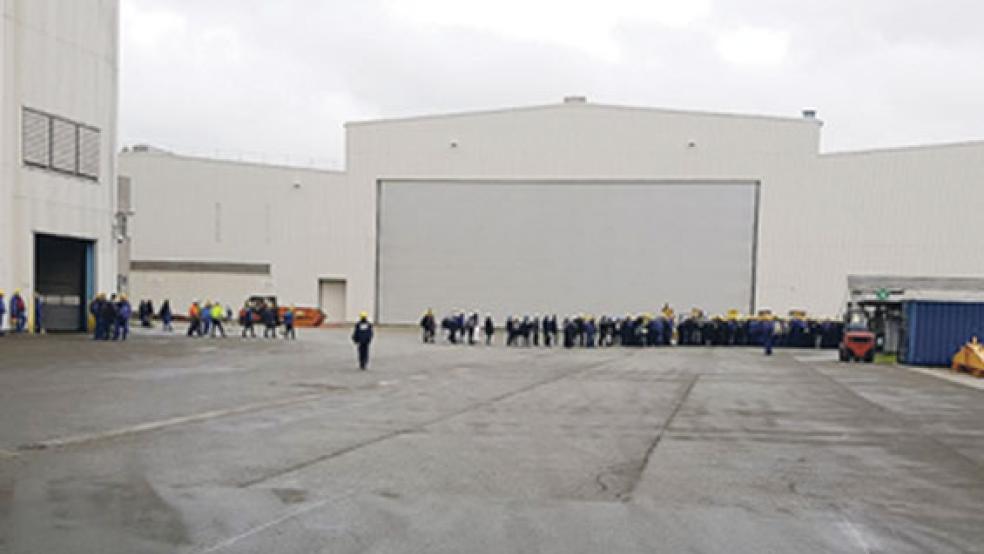 Schlange vor einem Einlasstor. Szenen wie diese wollte die Meyer Werft durch eine neue Zonen- und Zeiteinteilung eigentlich vermeiden. © Foto: privat