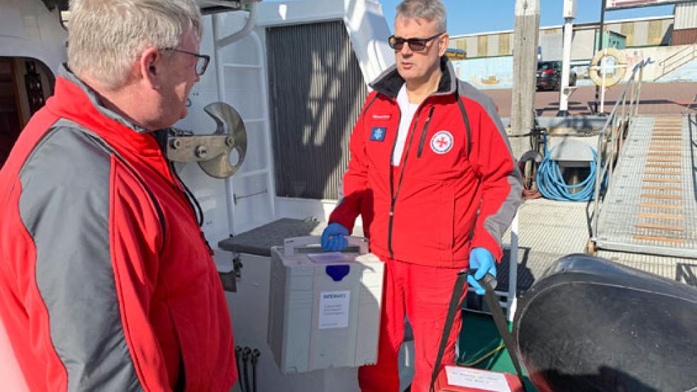 Seenotretter Michael Ulrichs (r.) bringt die medizinischen Proben im Hafen von Norderney an Bord des Seenotrettungskreuzers »Eugen«. Vormann Peter Henning ist bereit zum Ablegen. © Foto: Die Seenotretter - DGzRS