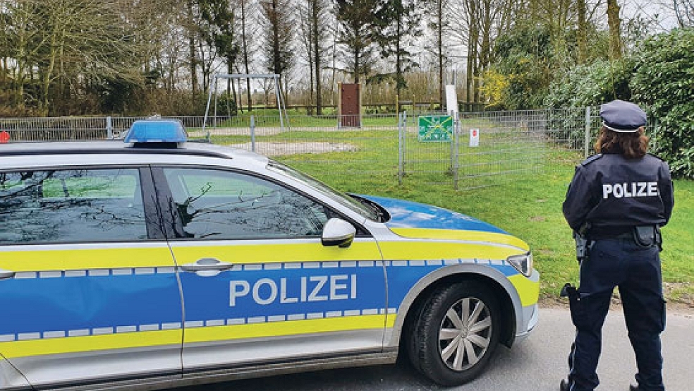 Zu Fuß oder mobil: Überall im Bereich der Polizeiinspektion Leer-Emden wird verschärft auf die Einhaltung der Anti-Corona-Vorgaben geachtet, wie hier auf einem Spielplatz in Moormerland. © Foto: Polizei