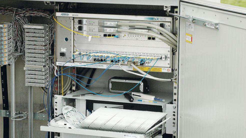 Wie in diesem Verteilerkasten der EWE in Oldendorp wurden Glasfaserkabel zur Internet-Versorgung auch in Kirchborgum und in Ihren mutwillig zerstört. © Foto: Szyska