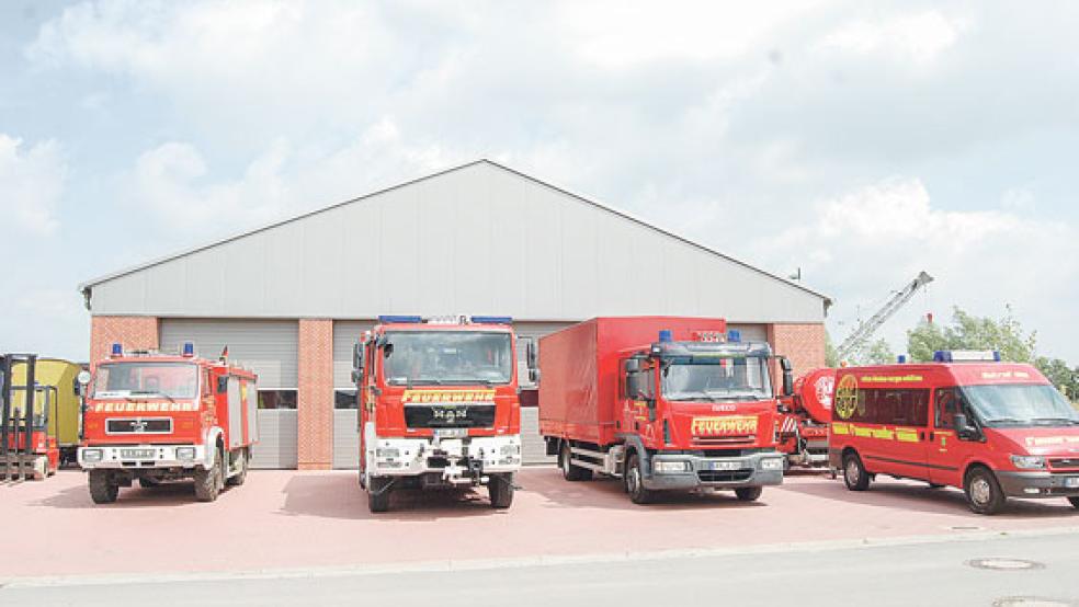 Der Fuhrpark der Brandbekämpfer vor dem Feuerwehrhaus an der Hokelsumer Straße in Jemgum mit dem reparaturanfälligen Löschfahrzeug. © Archivfoto: Hoegen