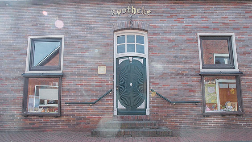 An der Tür der »Alten Apotheke« an der Oberfletmer Straße in Jemgum steht die Jahreszahl 1824. Die Pläne der Gemeinde an dem Standort bekommen nun neuen Schwung. © Foto: Szyska