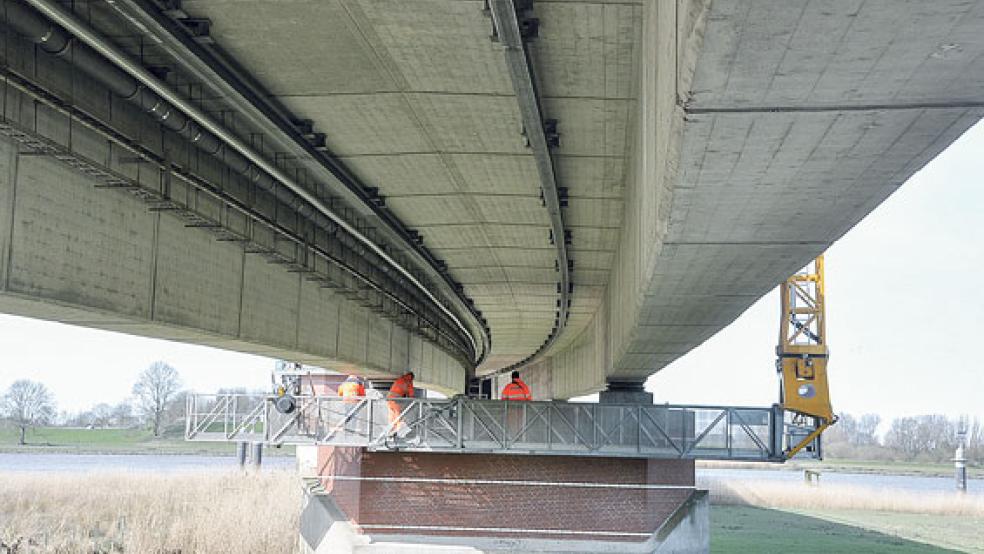 »Untersichtbühne« lautet die bürokratische Bezeichnung für die Arbeitsbühne, die eine Inspektion der Brücke von unten ermöglicht. © Foto: Wolters