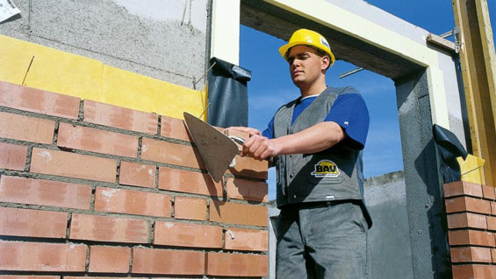Mit dem Hausbau weichen junge Familien häufig auf das Umland aus, weil die Nachfrage nach Bauplätzen in Leer nicht bedient werden kann. © Foto: Zentralverband Deutsches Baugewerbe (ZDB)