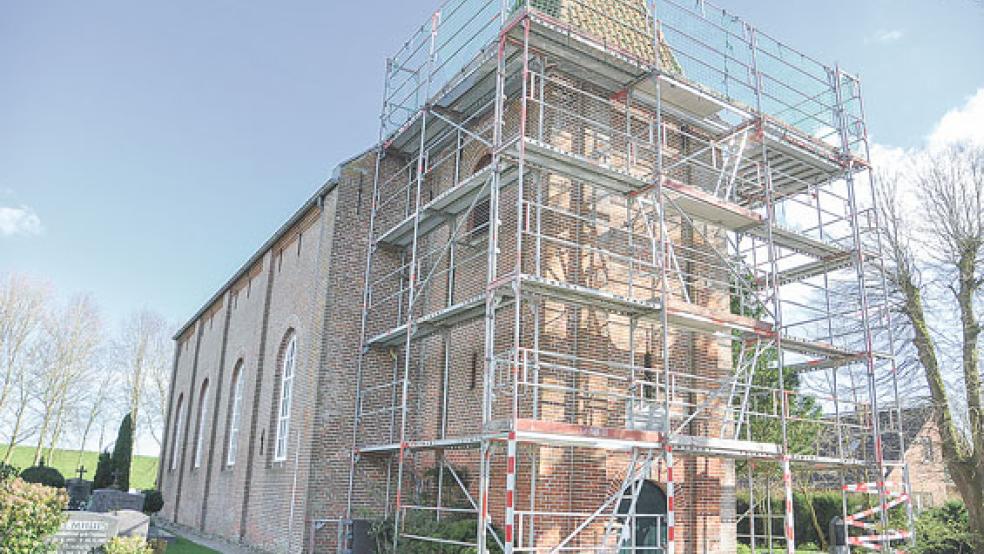Die Gerüste für die Sanierungsarbeiten, die an der Kirche in Kirchborgum fällig werden, stehen bereits. © Foto: Wolters