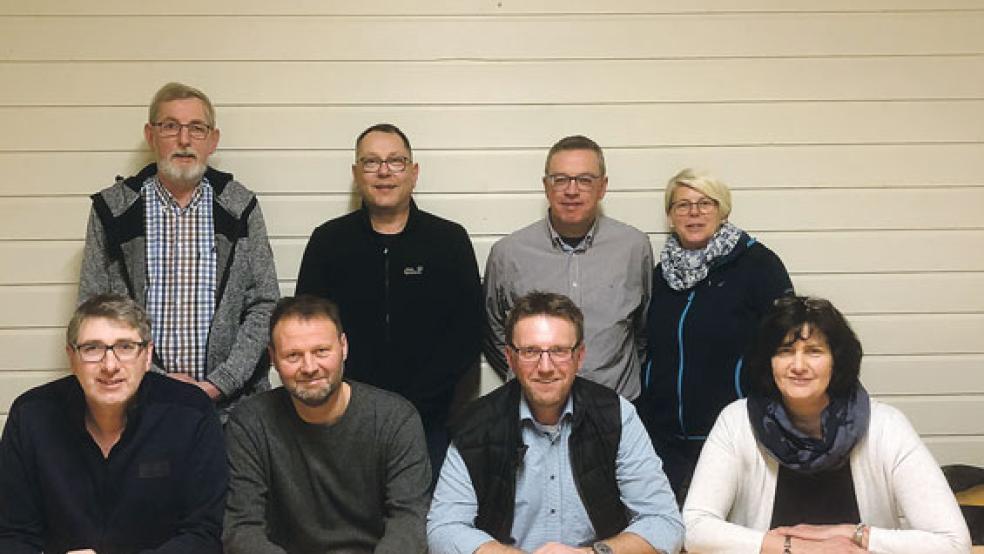 Der Vorstand des TuS Ditzumerverlaat (oben von links nach rechts): Siegfried Janssen (Tischtennisobmann), Thomas Schmidt (Geschäftsführer), Jan-Hermann Schulte (Fussballobmann) und Grete Schulte (Beisitzerin). Unten, von links nach rechts: Jörg Siemering (Beisitzer), Karl-Heinz Madel (Kassenwart), Jens Watermülder (Vorsitzender) und Anke Markus (stellvertretende Vorsitzende). Es fehlt: Jugendobmann Marcus Reck. © Foto: privat