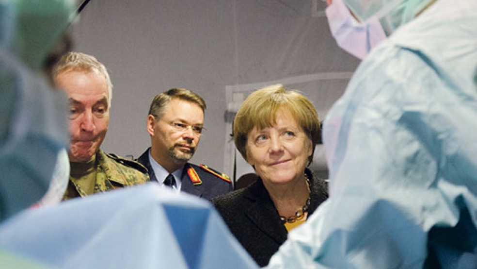 Bei ihrem Besuch in der Evenburg-Kaserne in Leer informierte sich Bundeskanzlerin Angela Merkel im Dezember 2015 über die Arbeit des Sanitätsdienstes der Bundeswehr. © Archivfoto: Hanken