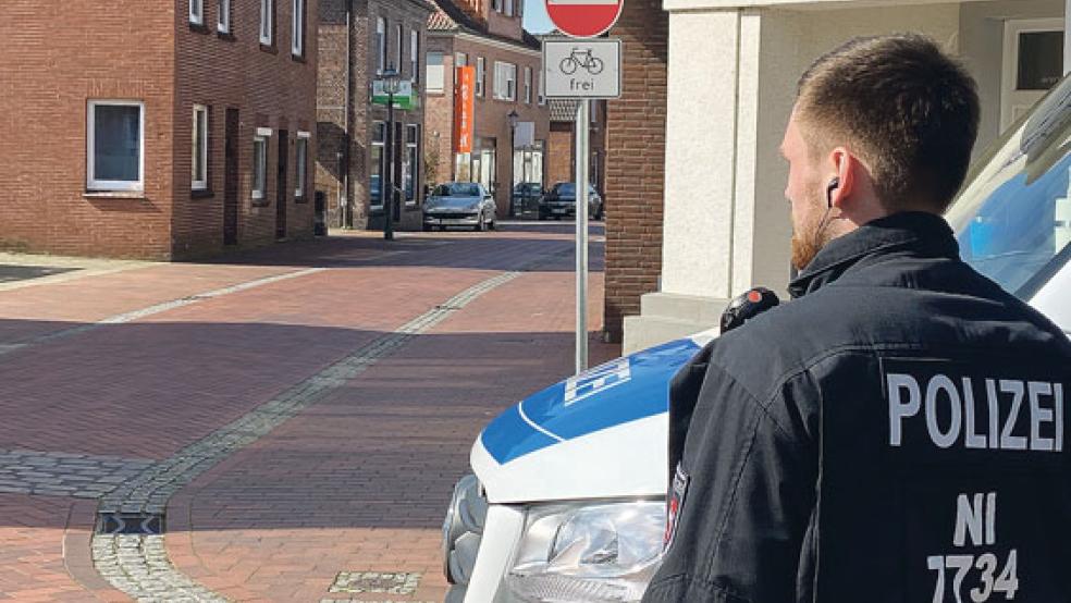 Kontrollpunkt Westerstraße: Ein Streifenteam der Bereitschaftspolizei Osnabrück war gestern auch in Weener unterwegs, um die Corona-Maßnahmen zu überwachen und Präsenz zu zeigen. © Foto: Hanken