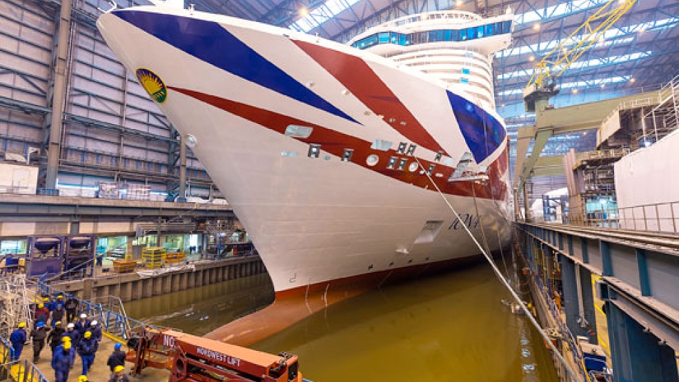 Das neue Meyer-Schiff »Iona« wird derzeit in Bremerhaven endausgerüstet. Dazu sind diverse Sicherheitsmaßnahmen wegen der Corona-Maßgaben nötig. © Foto: Meyer Werft
