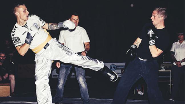 Möhlenwarfs kickender Kickboxer