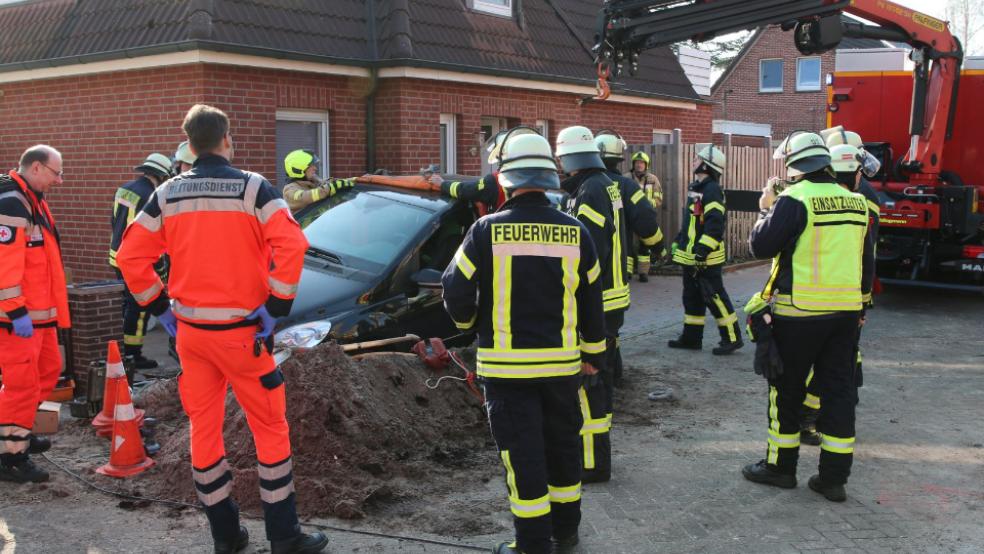 Die Feuerwehr befreite die Autofahrerin und den Arbeiter aus ihrer misslichen Lage. © Foto: Loger