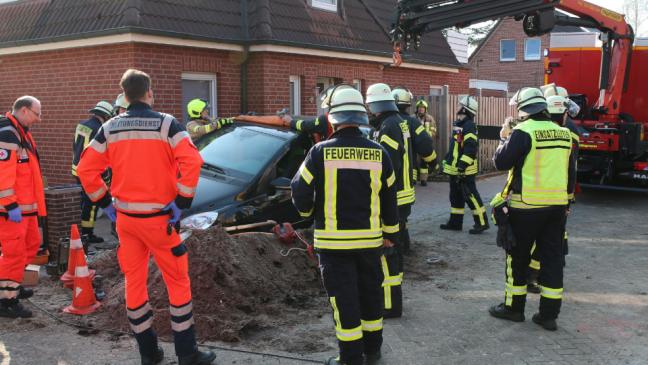 Auto in Baugrube: Mann eingesperrt