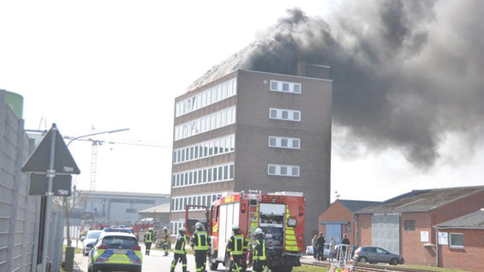 Das Dach eines Bürogebäudes stand in Flammen. © Foto: Wolters