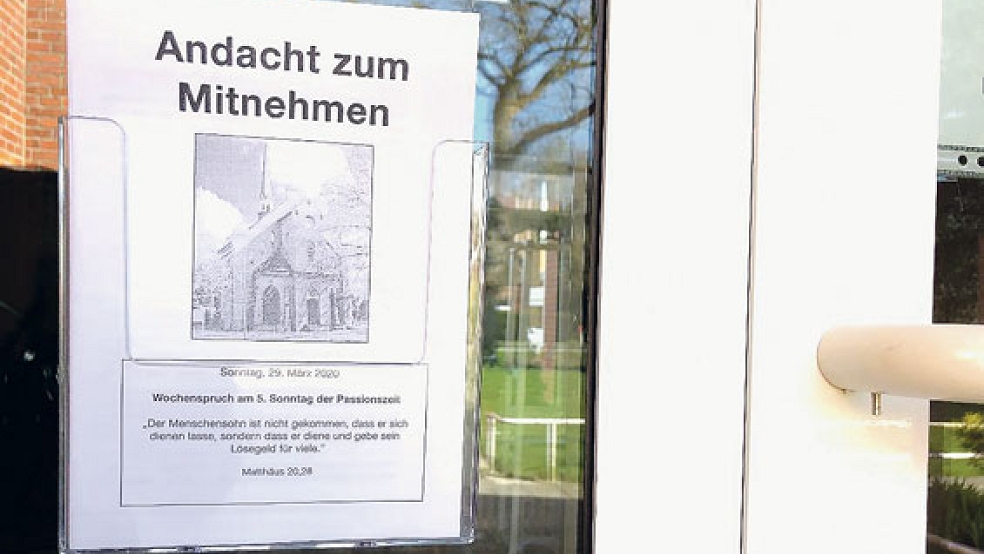 Die »Andacht zum Mitnehmen« an der Tür des Gemeindehauses in Ditzumerverlaat. © Foto: Groothues