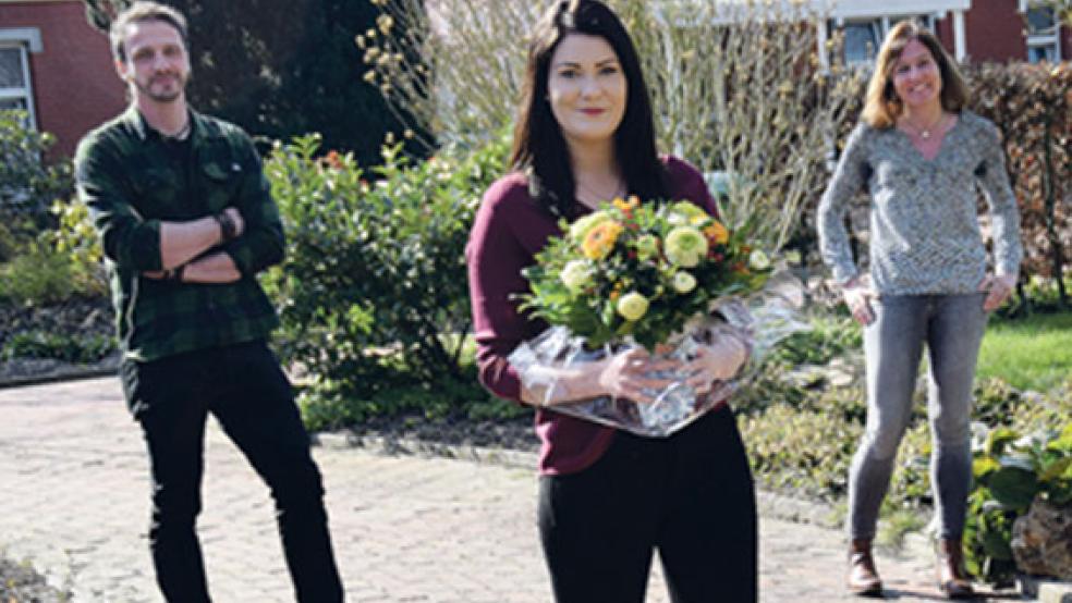 Gratulierten Martina Siemens (Mitte) mit dem zurzeit gebotenen Abstand: Heimleiter Marc Hilbrands (links) und Geschäftsführerin Insa Franzen. © Foto: Himstedt