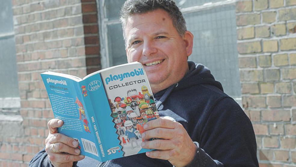 Im »Playmobil Collector« findet Florian Plawer eine Auflistung sämtlicher Spielfiguren. © Foto: Szyska