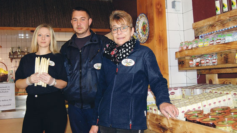 Verkaufen Spargel aus eigener Ernte im Hofladen (von links): Sabrina Schmidt, Daniel Santen und Rosi Santen. © Fotos: Hoegen
