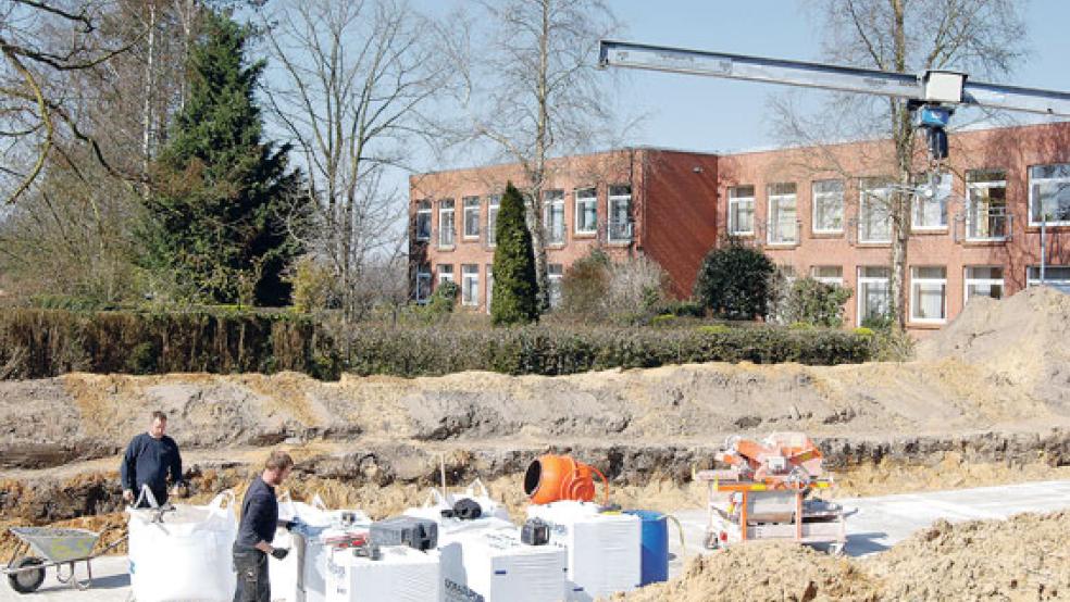 Die Bodenplatte ist gegossen, ab April sollen die Mauern für den neuen Anbau hochgezogen werden. © Hoegen