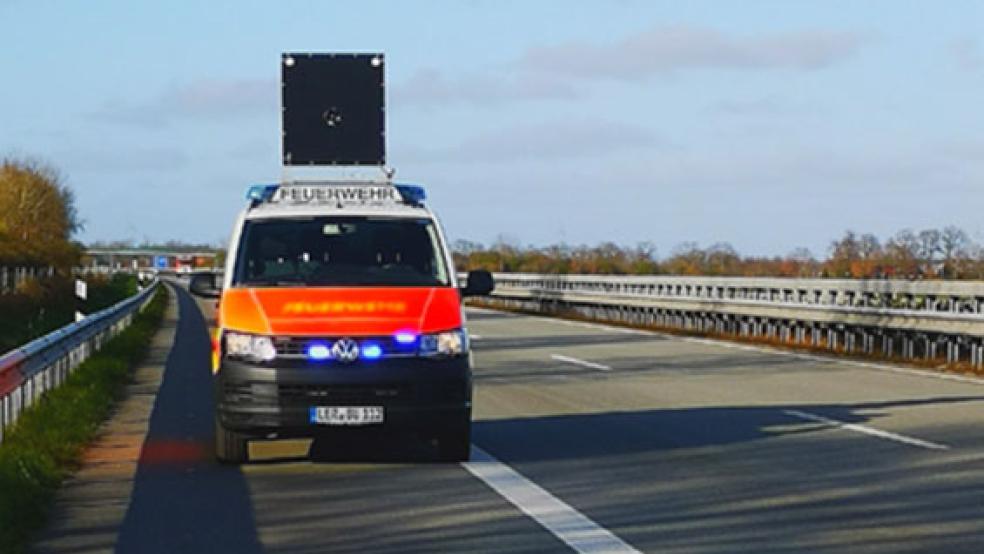 Der neue Mannschaftstransporter der Feuerwehr Bunde ist ausgestattet mit einer fest montierten Verkehrswarntafel in Vollmatrix-LED-Technik auf dem Dach. Damit erfolge die Absicherung der Einsatzstelle. © Foto: Feuerwehr Bunde