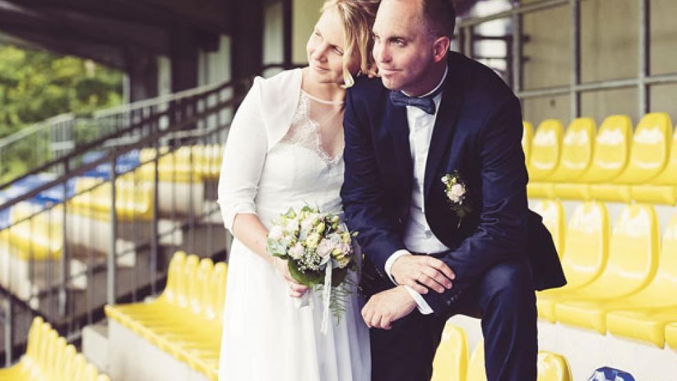 Sogar am Hochzeitstag schaute Michael Zuidema mit seiner Frau Insa im Hoheellernstadion vorbei - für ein paar Hochzeitsfotos. Die Idee hatte jedoch nicht er, sondern seine Frau. © Foto: privat