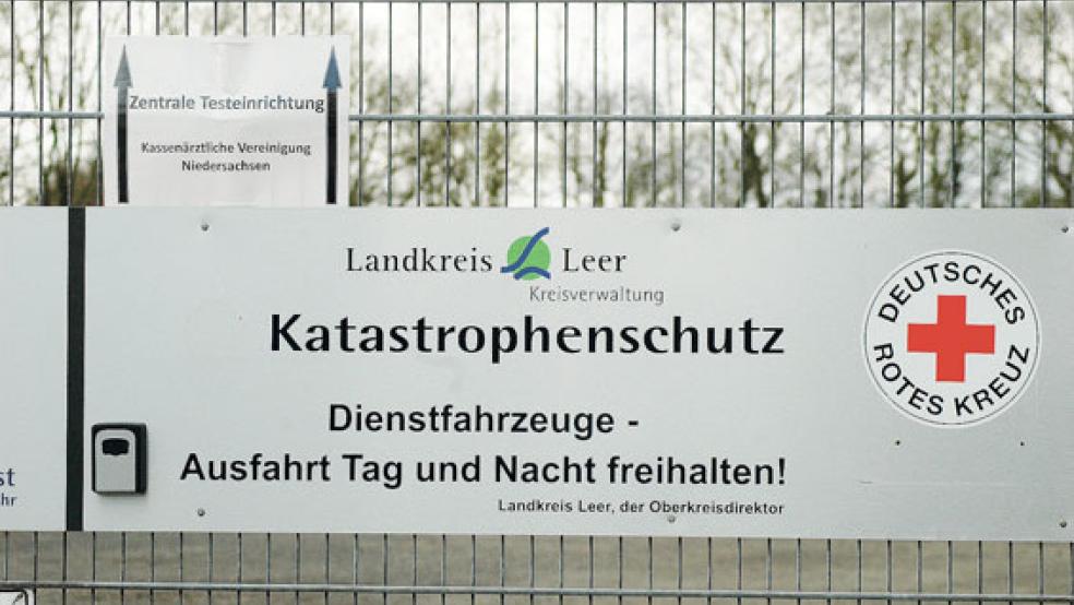 Im Corona-Testzentrum der Kassenärztlichen Vereinigung für den Landkreis Leer in Nortmoor werden nur auf Zuweisung durch den Hausarzt diejenigen Patienten getestet, bei denen »ein begründetes Risiko einer Infektion besteht«. © Foto: Szyska