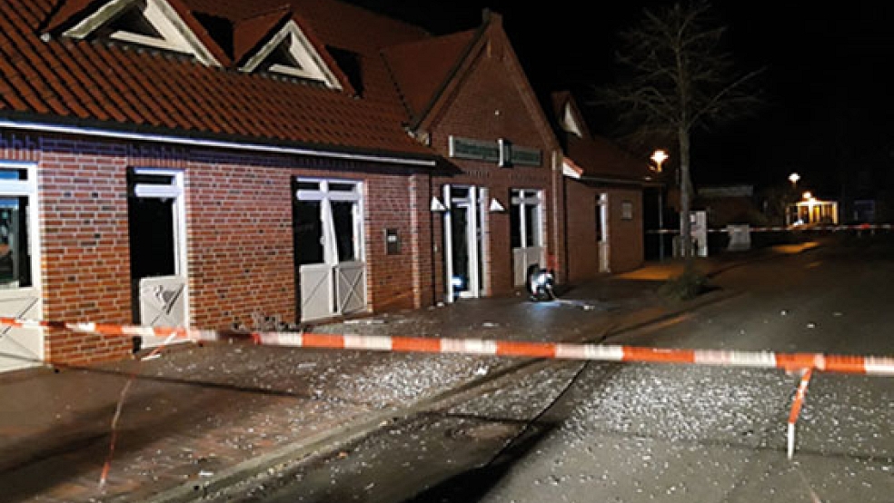 Unbekannte haben in Bunde in der Nacht zu Sonntag den OLB-Geldautoautomaten gesprengt. © Foto: Iwanoff (Feuerwehr)