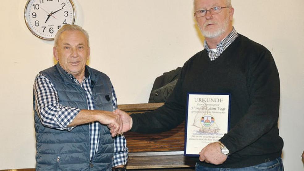 Hans-Joachim Vogt wurde kürzlich von Jan Bronn für 25-jährige Mitgliedschaft im Bingumer Shanty Chor geehrt. © Foto: Wolters