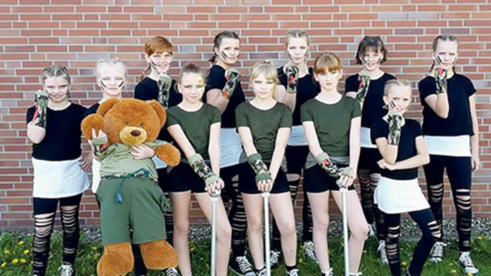 Bis vor Kurzem waren die Mädchen noch zu elft. Maskottchen Eddy ist immer mit dabei. © privat