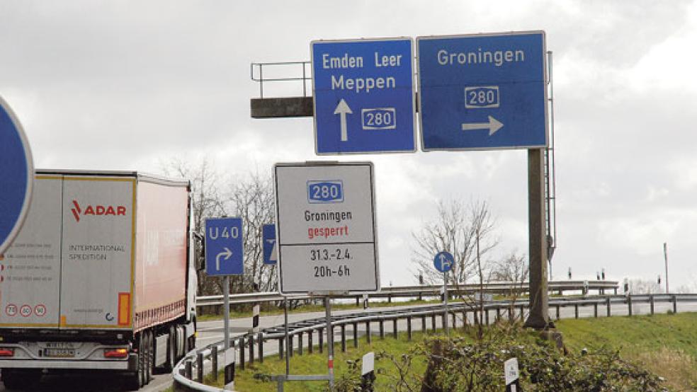 Die Schilder an der Anschlussstelle der A 280 bei Bunde kündigen die Sperrung an.  © Fotos: Kuper