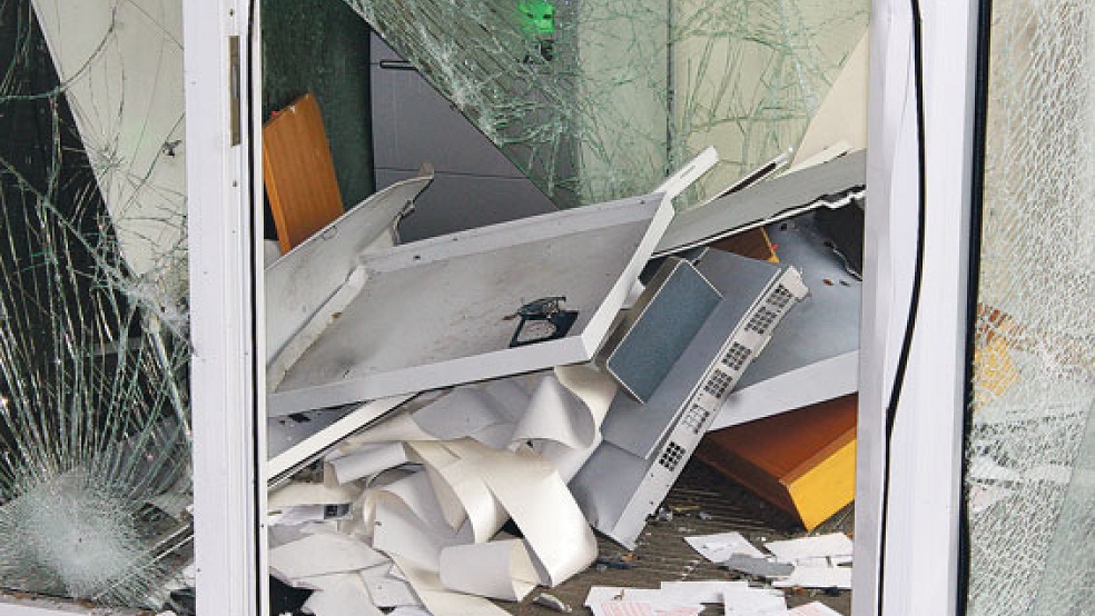 Ein Bild der Zerstörung: Zwei Geldautomaten sind in der Bunder OLB-Filiale am Kirchring in der Nacht von Sonntag auf Montag gesprengt worden. Die Täter flüchteten mit einem Geldbetrag.  © Foto: Berents