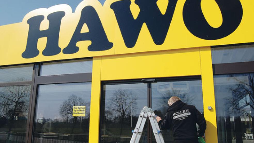 Die Außenwerbung an der Halle des künftigen Sonderpostenmarktes, hier der Eingang, an der Tannenhofstraße in Möhlenwarf ist fertig. © Foto: Hoegen