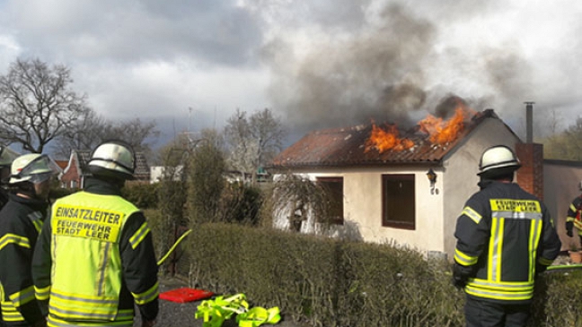 Feuer zerstört Gartenhaus in Leer