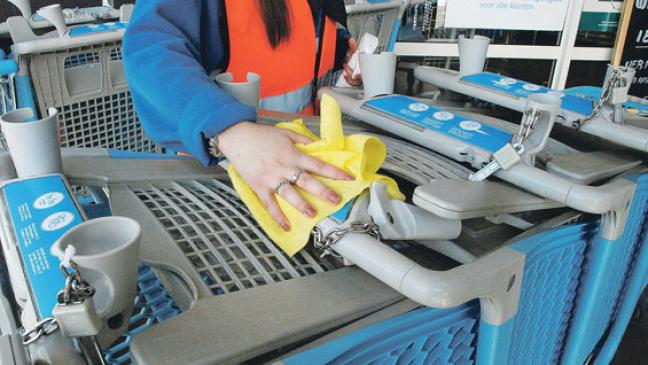 Einkaufswagen desinfiziert und ohne Chip