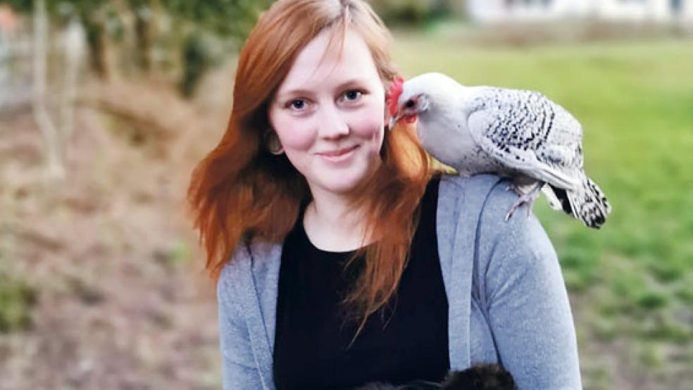 Katrin Müller züchtet Seidenhühner (schwarz) und Ostfriesische Zwergmöwen (auf der Schulter). Seit Kurzem ist sie Jugendwartin des Rassegeflügelzuchtvereins Weener. © Fotos: privat