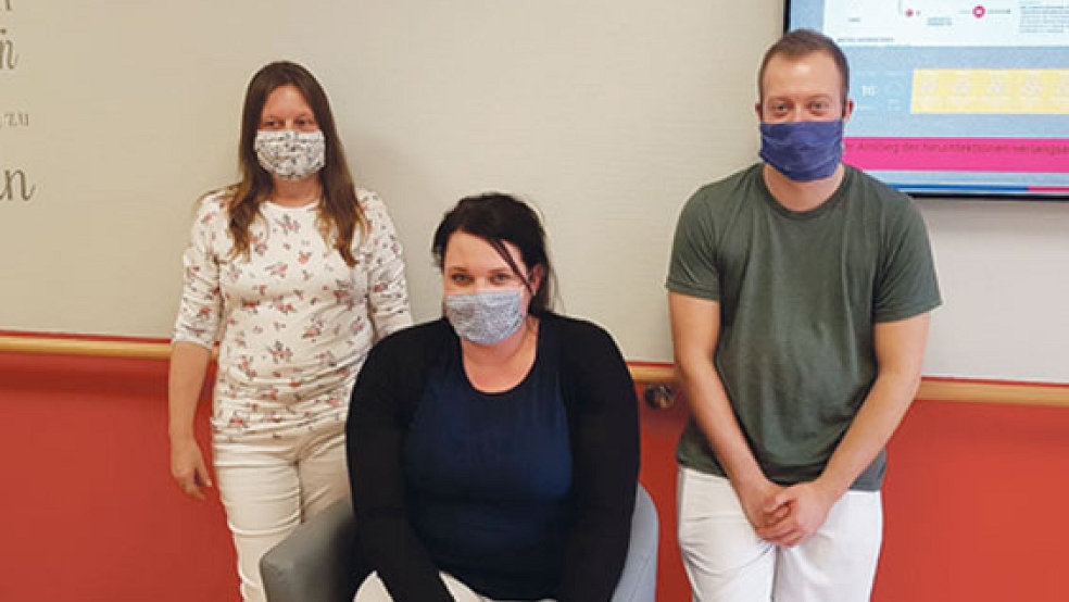 Die Mitarbeiter von »Open Dören« in Bunde können sich über selbst genähte Mund- und Nasenmasken freuen. © Fotos: privat