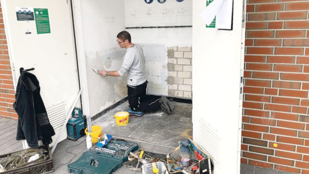 Handwerklich gefragt: Bademeister Markus Bakker bei Spachtelarbeiten im Chlorgasraum. © Foto: Welp
