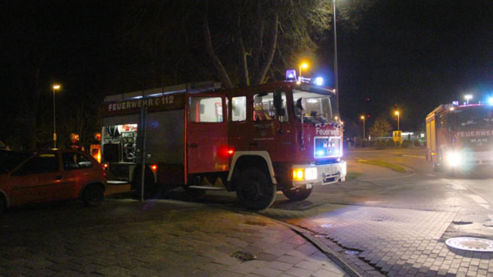 Die Feuerwehr Weener rückte gestern Abend in die Kommerzienrat-Hesse-Straße aus. © Foto: Rand (Feuerwehr)