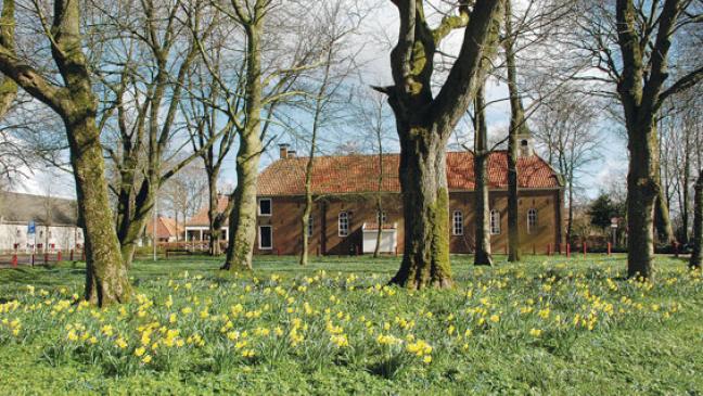Kontrastreiche Natur vor der historischen Garnisonskirche in Oudeschans