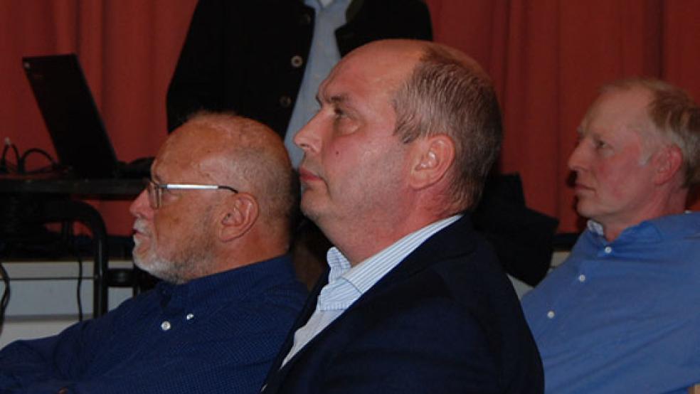 Manfred Tannen, Präsident des Ostfriesischen Landvolkes, sieht gute Chancen, gegen die Änderung der Düngeverordnung zu klagen. Unser Archivfoto zeigt ihn bei einer Veranstaltung zum Thema »Nitrat« in Jemgum. © Foto: Hoegen