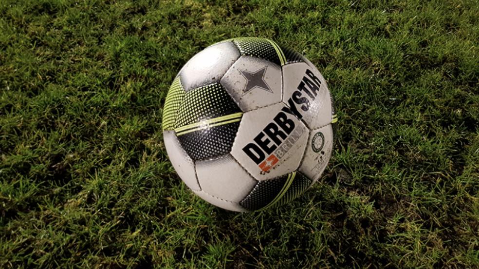 Der Ball ruht auf Amateur-Ebene in ganz Deutschland bis auf Weiteres. © Born