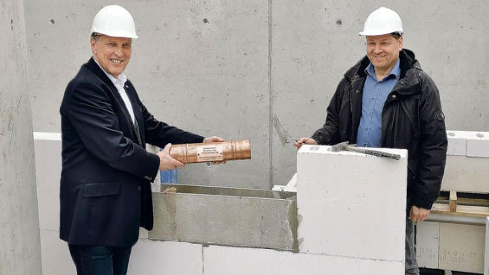 Versenkten eine »Zeitkapsel« mit gebührendem Abstand (von links): Geschäftsführer Dieter Brünink und der Technische Leiter Tobias Fiedelak. © Foto: Borromäus-Hospital