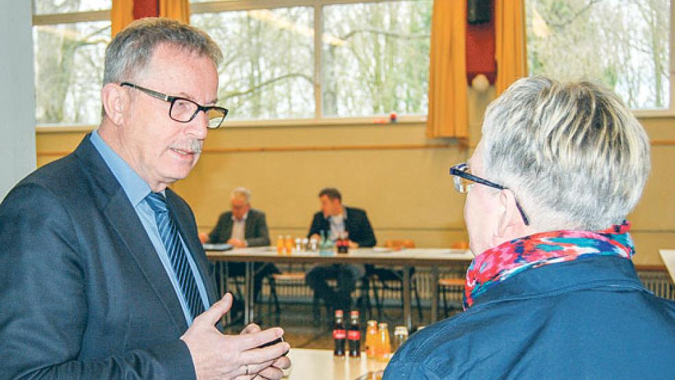 Helmut Geuken ist als Fraktionsvorsitzender der SPD derzeit mit seiner CDU-Kollegin Hildegard Hinderks im Gespräch, auch wenn der Sitzungsbetrieb der politischen Gremien in Weener ruht. Auf unserem Archivfoto tauschen sich beide noch persönlich aus. © Foto: Hoegen
