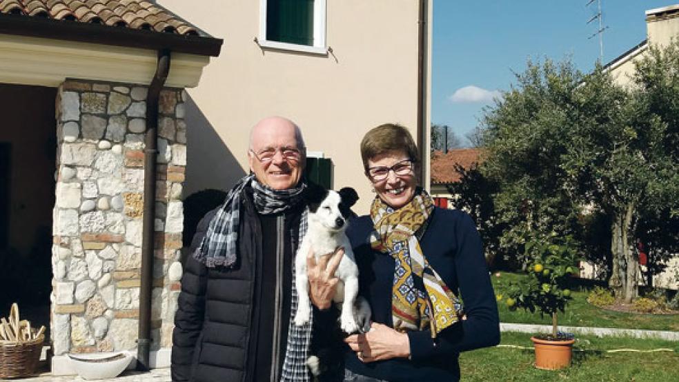 Hoffen gemeinsam auf ein schnelles Ende der Coronakrise in Italien: Astrid und Angelo Lorenzet mit Hundedame Lilly. Das Paar hat 1970 das Eiscafé »Venezia« in Weener eröffnet und war bis 2015 selbst noch im Betrieb aktiv.  © Foto: privat