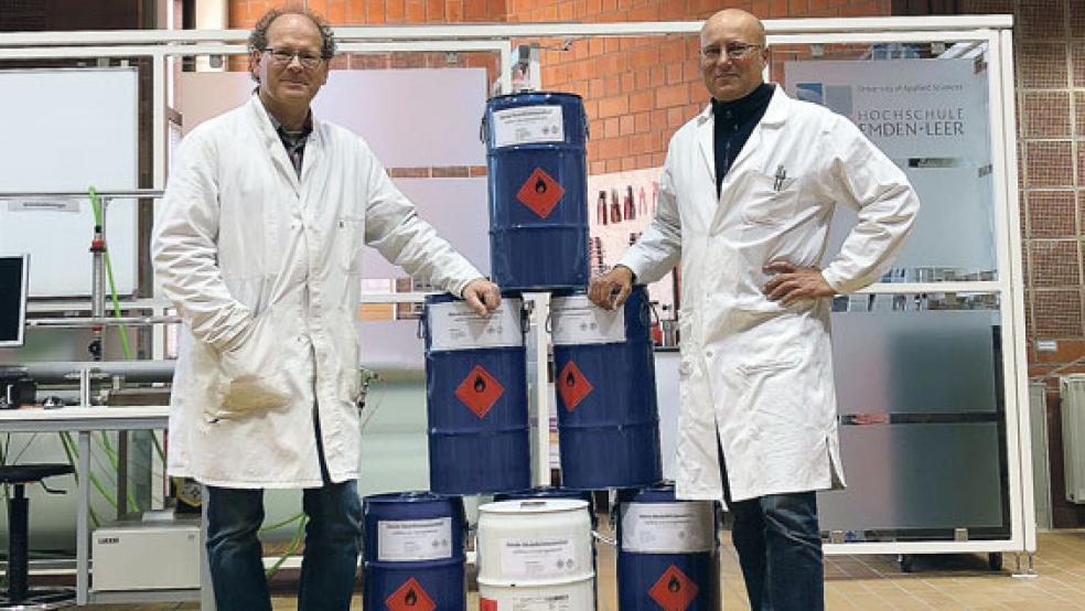 Ingo Stein, wissenschaftlicher Mitarbeiter der Abteilung Naturwissenschaftliche Technik, und Prof. Dr. Gerhard Illing (von links) nach dem Anmischen des Hände-Desinfektionsmittels im Technikum.  © Foto: Hochschule Emden/Leer