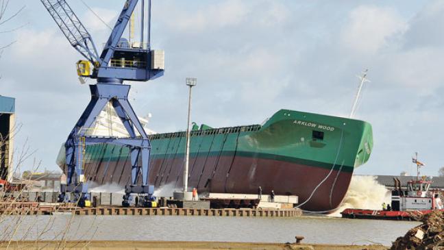 Neubau ins Leeraner Hafenbecken gerutscht