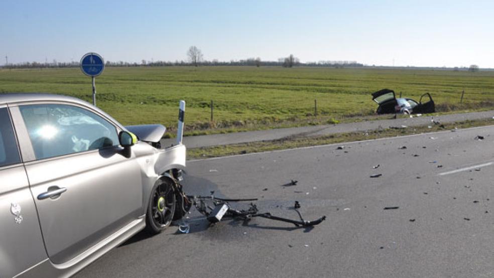Die beiden Autos wurden erheblich beschädigt und mussten abgeschleppt werden. © Foto: Wolters