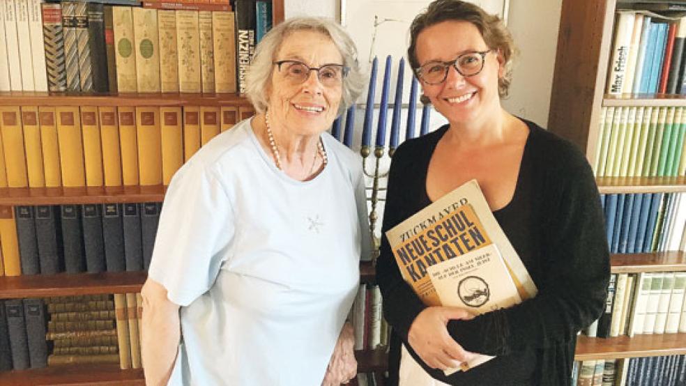 Sandra Lüpkes (rechts) bekam über Karin Reiner Zugang zu den Briefen und Dokumenten von deren Mutter Anni, die in dem Roman eine tragende Rolle spielt. © Foto: Lüpkes