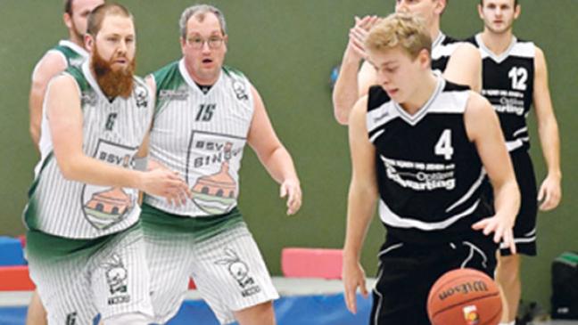 Erst seit er 18 Jahre alt ist, darf er Basketball spielen